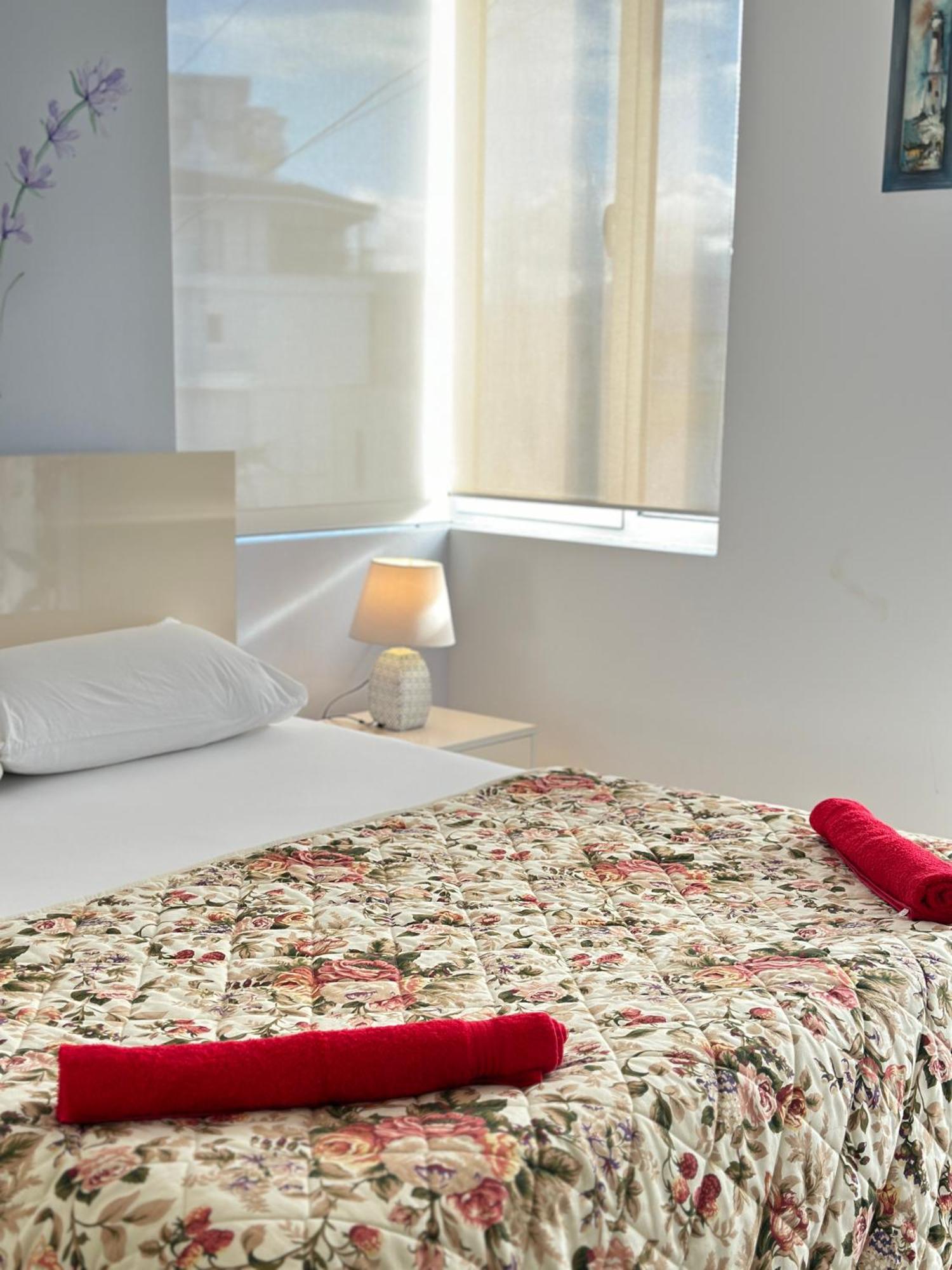 Violet Sea View Apartment Sarandë Buitenkant foto